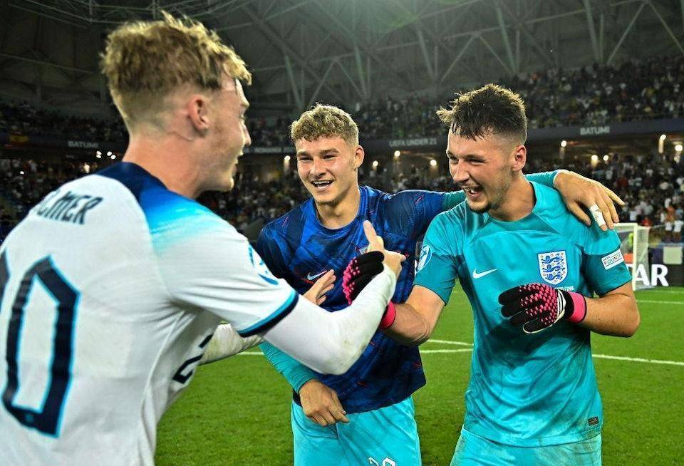 致敬蓝军传奇，库库雷利亚度假时身穿德罗巴球衣