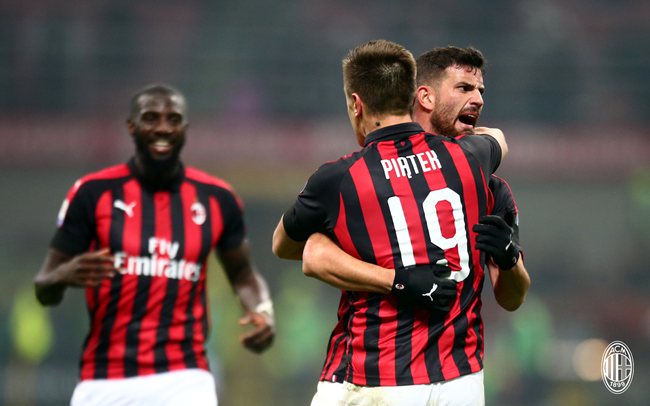 泪目！足协杯冠军奖杯被带回工体，放在已故球迷杨雪的座位旁